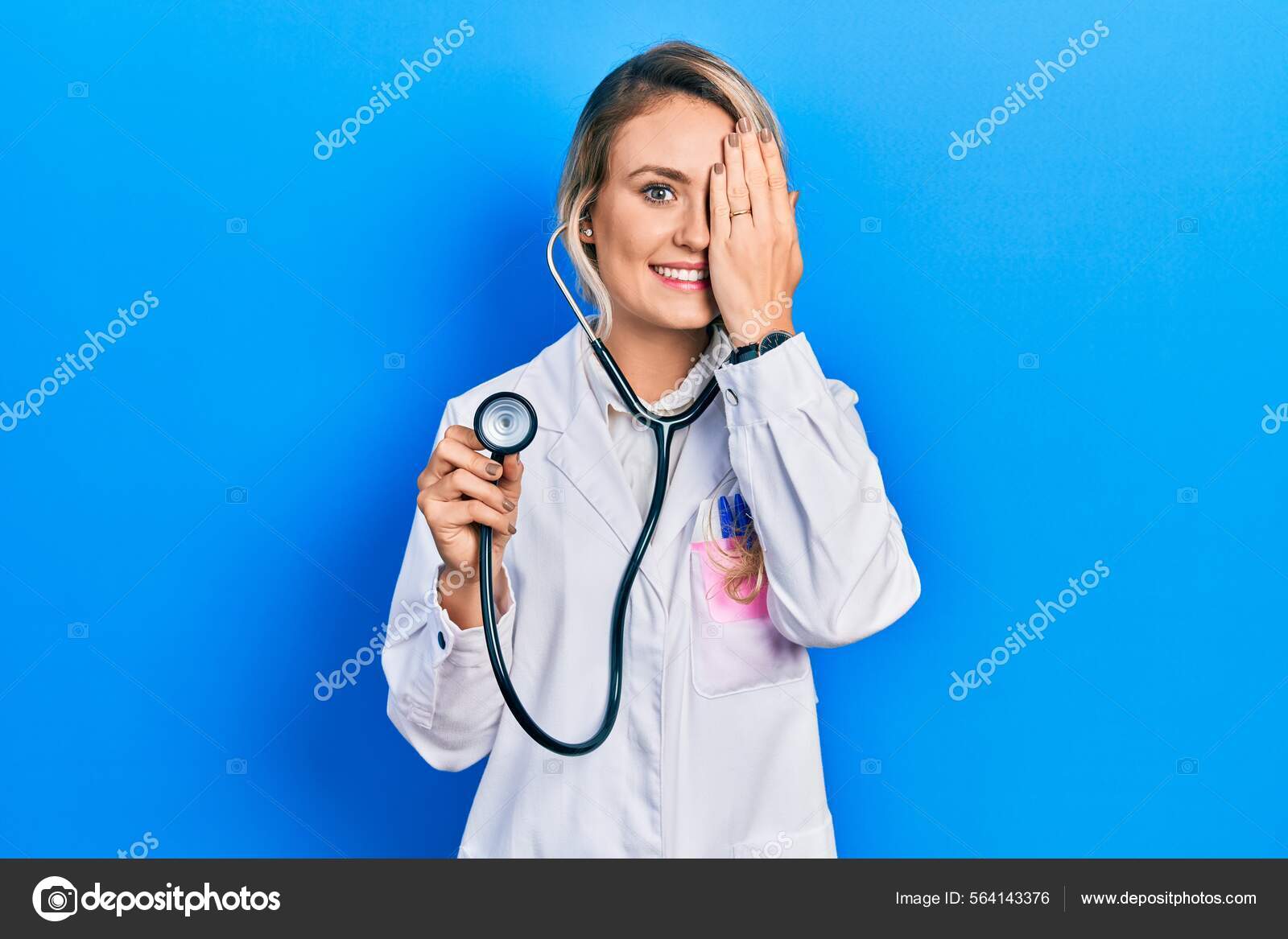 Linda Loira Médica Em Um Casaco Branco Mostrando a Mão Ilustração