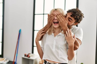 Adam yeni evinde sevgilisine sürpriz yapıyor..