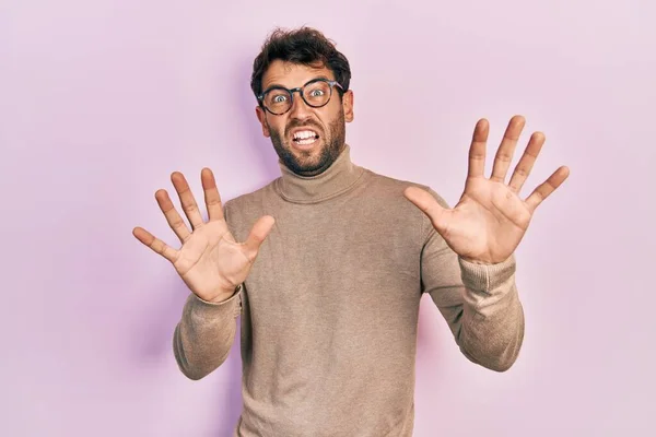 Hombre Guapo Con Barba Vistiendo Jersey Cuello Alto Gafas Asustadas — Foto de Stock