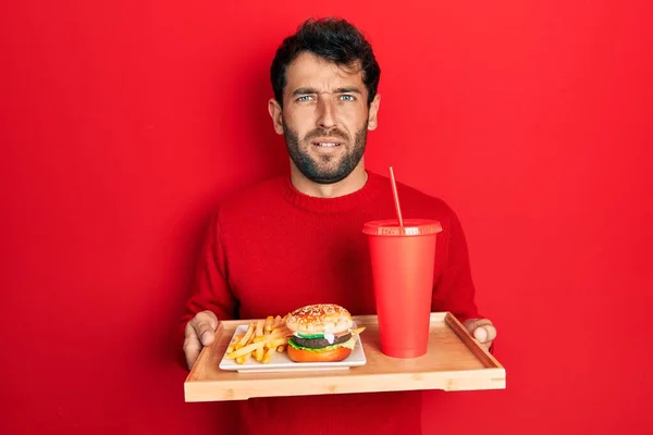 Beau Homme Barbe Mangeant Délicieux Hamburger Classique Avec Des Frites — Photo