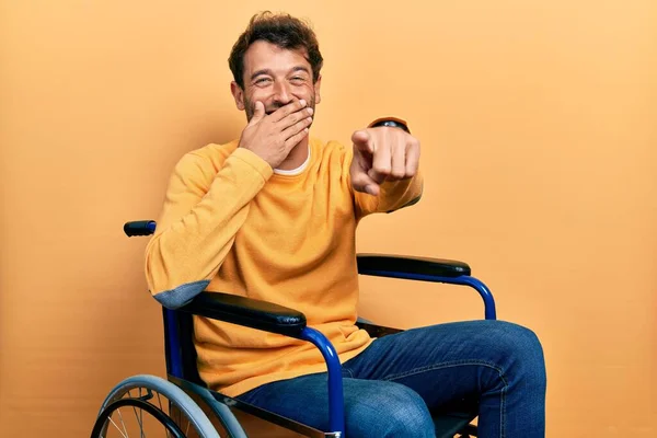 Schöner Mann Mit Bart Der Rollstuhl Sitzt Dich Anlacht Mit — Stockfoto