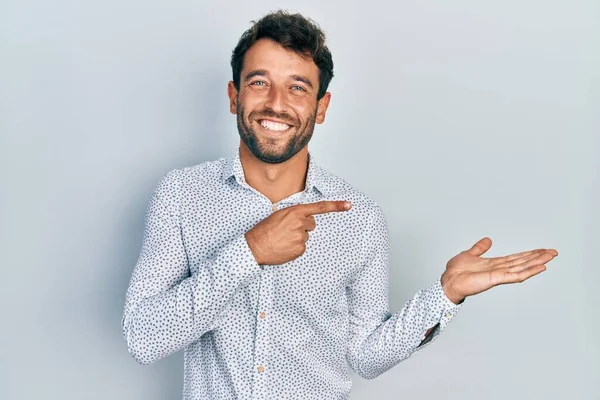 Knappe Man Met Baard Casual Elegant Shirt Verbaasd Glimlachend Naar — Stockfoto