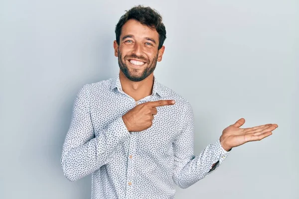 Beau Homme Avec Barbe Portant Chemise Élégante Décontractée Étonné Souriant — Photo