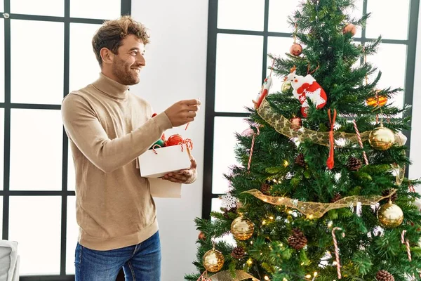 Genç Spanyol Adam Gülümsüyor Evde Kendine Güvenen Bir Noel Ağacı — Stok fotoğraf