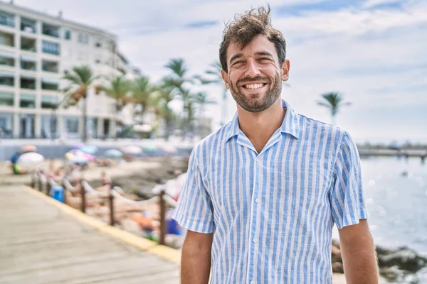 Jovem Hispânico Sorrindo Feliz Praia — Fotografia de Stock