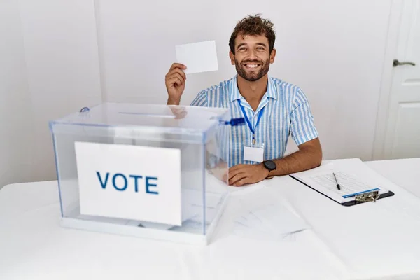 Ung Latinamerikansk Politiker Partiarbetare Ler Glada Innehav Röst Vid Val — Stockfoto