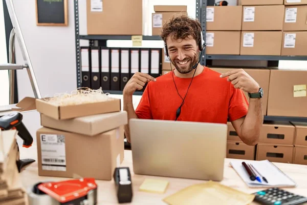 Depoda çalışan, kendine güvenen, gülümseyen, kendini gururlu ve mutlu gösteren Latin kökenli genç bir çağrı merkezi ajanı.. 
