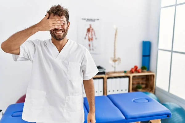 Der Junge Gut Aussehende Physiotherapeut Der Der Schmerzklinik Arbeitet Lächelt — Stockfoto