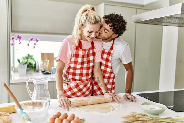 Jovem Casal Sorrindo Feliz Amassar Massa Farinha Com Mãos Cozinha — Fotografia de Stock