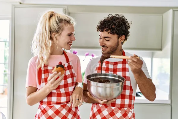 Casal Jovem Sorrindo Doces Cozinha Felizes Cozinha — Fotografia de Stock