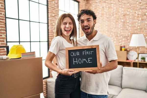 Jeunes Deux Personnes Tenant Tableau Noir Avec Premier Texte Maison — Photo