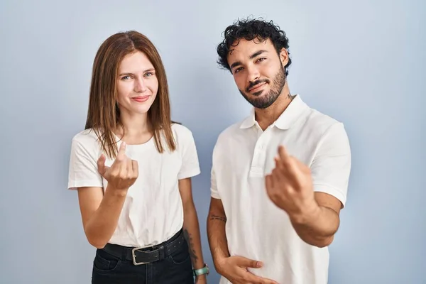 Jeune Couple Portant Des Vêtements Décontractés Debout Ensemble Signe Venir — Photo