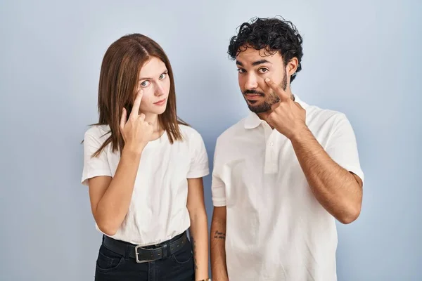 Giovane Coppia Indossa Abiti Casual Piedi Insieme Indicando Occhio Che — Foto Stock