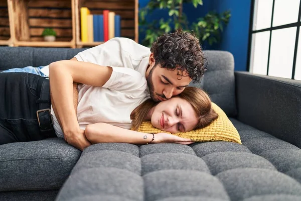男人和女人互相亲吻 躺在家里的沙发上 — 图库照片