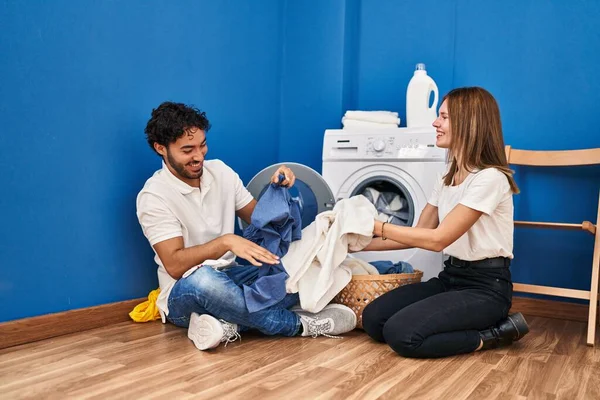 Homem Mulher Casal Sorrindo Confiante Brincando Com Roupas Limpeza Lavanderia — Fotografia de Stock