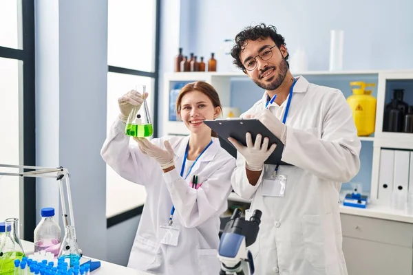 Homme Femme Scientifiques Partenaires Tenant Tube Essai Écriture Sur Presse — Photo