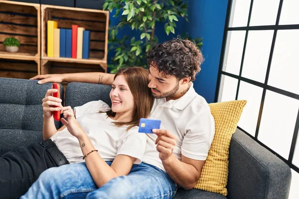 Man Och Kvinna Använder Smartphone Och Kreditkort Hemma — Stockfoto