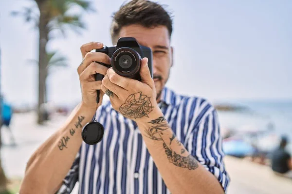 Young Handsome Man Using Dslr Photography Camera Sea — Stock Photo, Image