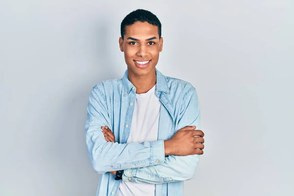 Jonge Afro Amerikaanse Man Met Casual Kleding Vrolijk Gezicht Glimlachend — Stockfoto