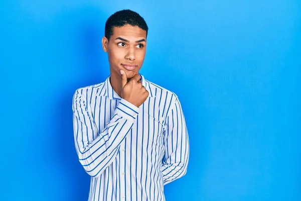 Νεαρός Αφροαμερικάνος Που Φοράει Καθημερινά Ρούχα Χέρι Στο Πηγούνι Σκέφτεται — Φωτογραφία Αρχείου