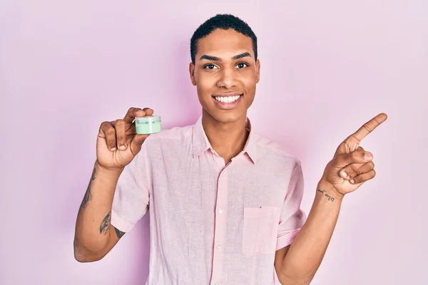 Jong Afrikaans Amerikaans Guy Holding Gezicht Moisturizer Crème Glimlachen Gelukkig — Stockfoto