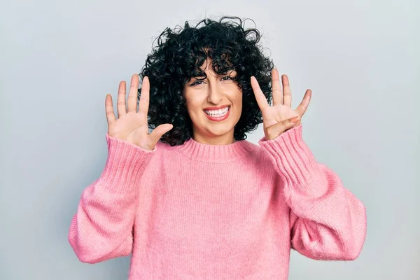 年轻的中东女人穿着休闲装 手指指尖朝九号 面带微笑 自信而快乐 — 图库照片