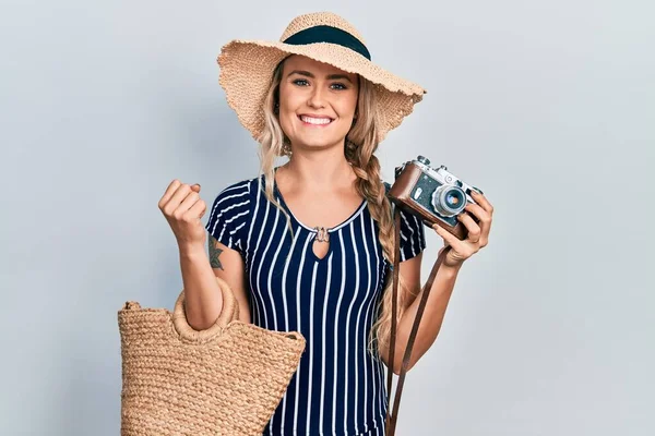 Beautiful Young Blonde Woman Holding Vintage Camera Smiling Happy Cool — стоковое фото