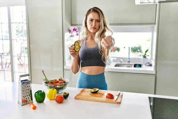Junge Kaukasische Fitness Frau Sportkleidung Die Der Küche Mit Wütendem — Stockfoto