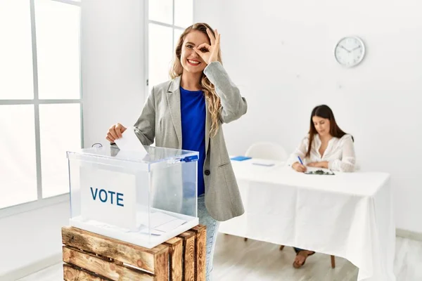 Jovem Loira Votando Colocando Envoltório Urna Sorrindo Feliz Fazendo Sinal — Fotografia de Stock