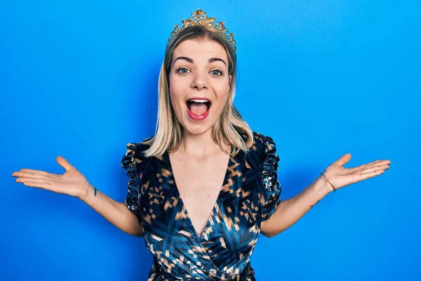 Beautiful Caucasian Woman Wearing Princess Crown Celebrating Victory Happy Smile — Fotografia de Stock