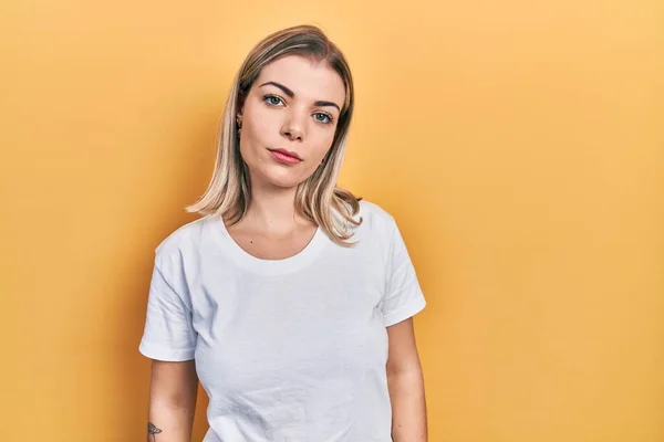 Mooie Blanke Vrouw Draagt Casual Wit Shirt Ontspannen Met Serieuze — Stockfoto