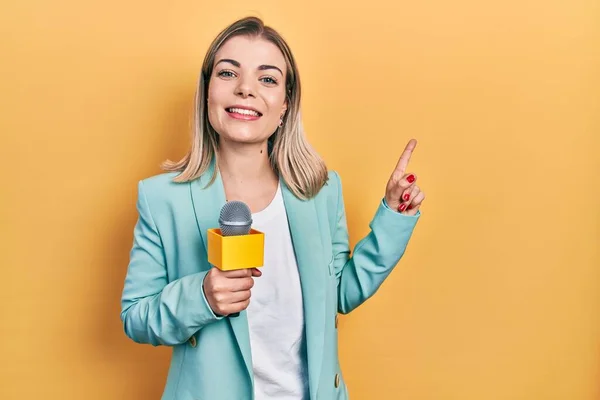 Vacker Kaukasisk Kvinna Håller Reporter Mikrofon Ler Glad Pekar Med — Stockfoto