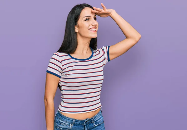 Jong Latijns Amerikaans Meisje Draagt Casual Gestreepte Shirt Erg Blij — Stockfoto