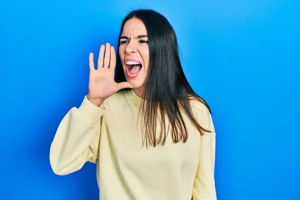 Young Brunette Woman Wearing Casual Sweatshirt Shouting Screaming Loud Side — Zdjęcie stockowe