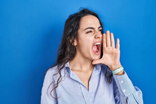 Jovem Morena Sobre Fundo Azul Gritando Gritando Alto Para Lado — Fotografia de Stock