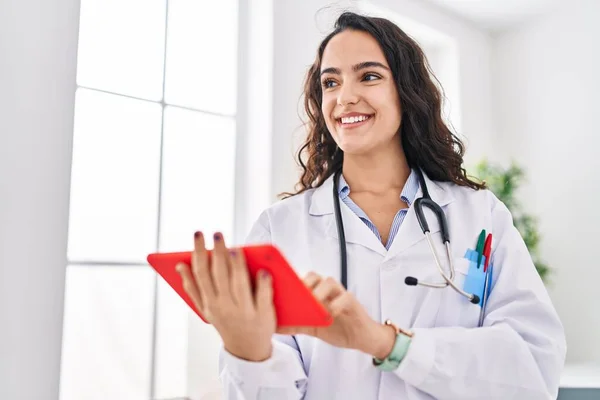 Young Hispanic Woman Wearing Doctor Uniform Using Touchpad Clinic — Stock Photo, Image