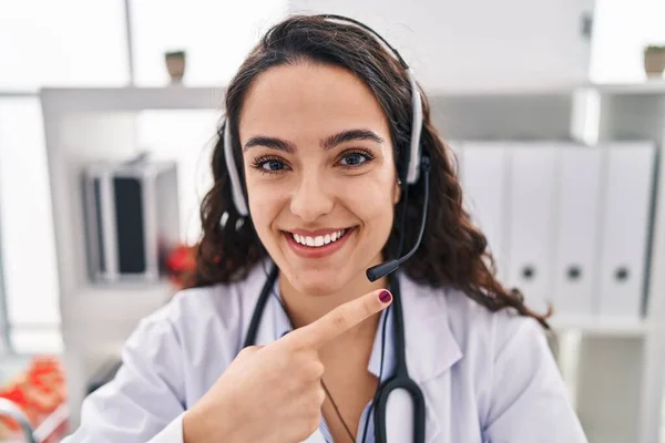 의사가 온라인 약속에서 손가락으로 행복하게 가리키며 웃으며 일하고 — 스톡 사진