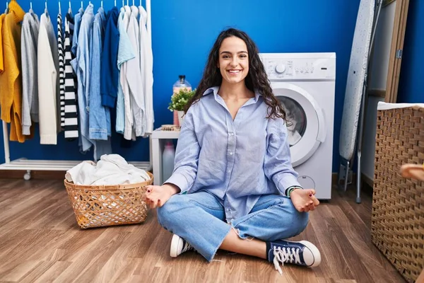Ung Latinamerikansk Kvinna Som Motionerar Yoga Väntar Tvättmaskin Tvättstugan — Stockfoto