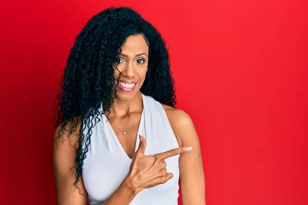 Mulher Americana Africana Meia Idade Vestindo Camisa Branca Casual Sorrindo — Fotografia de Stock