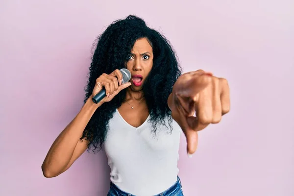 Middle Age African American Woman Singing Song Using Microphone Pointing — Zdjęcie stockowe