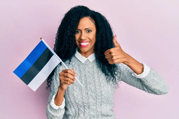 Středověká Africká Americká Žena Drží Estonskou Vlajku Úsměvem Šťastný Pozitivní — Stock fotografie