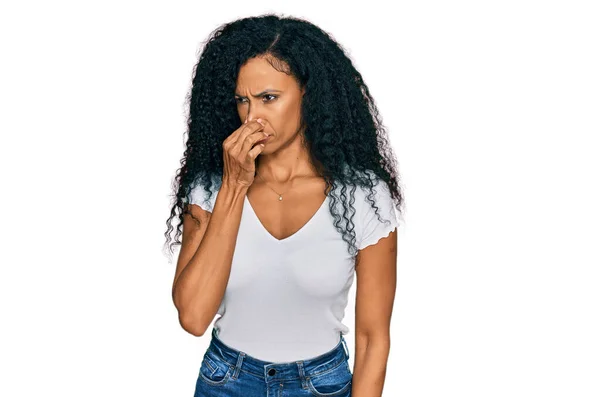 Mulher Afro Americana Meia Idade Vestindo Camisa Branca Casual Cheirando — Fotografia de Stock