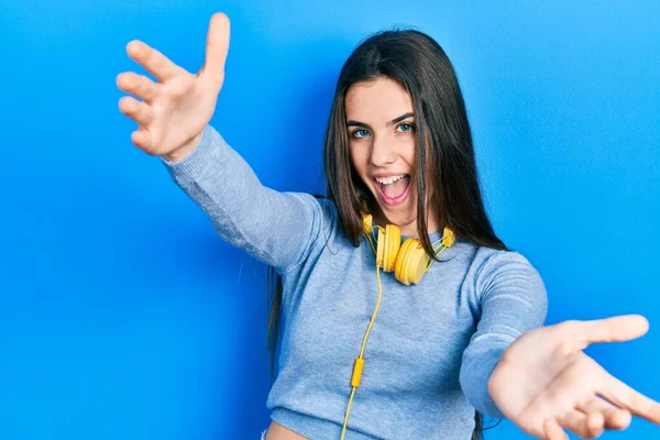 Young Brunette Teenager Wearing Headphones Neck Looking Camera Smiling Open — Stock fotografie