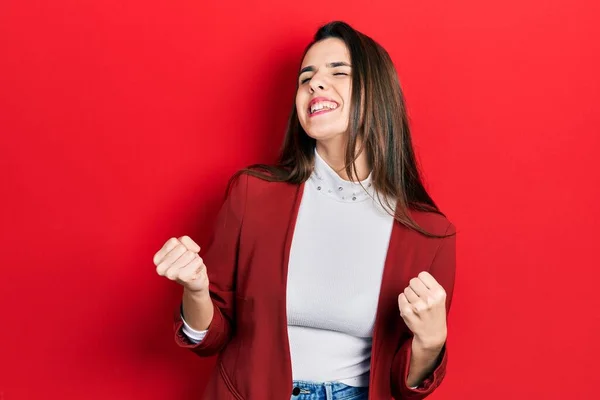 Jovem Adolescente Morena Vestindo Jaqueta Negócios Muito Feliz Animado Fazendo — Fotografia de Stock