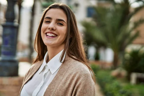 Junge Hispanische Geschäftsfrau Lächelt Glücklich Der Stadt — Stockfoto