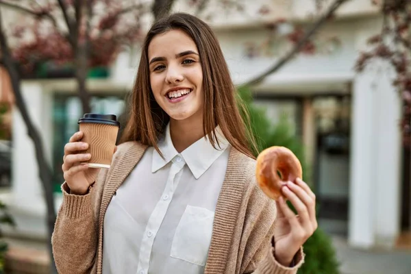 Joven Empresaria Hispana Sonriendo Feliz Desayunando Ciudad —  Fotos de Stock