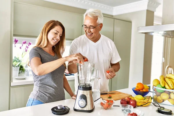Middelbare Leeftijd Hispanic Paar Glimlachen Gelukkig Koken Smoothie Keuken — Stockfoto