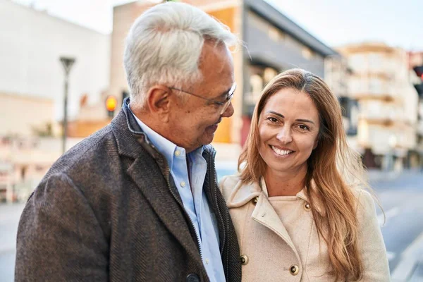 Medelålders Man Och Kvinna Par Ler Tryggt Stående Tillsammans Gatan — Stockfoto