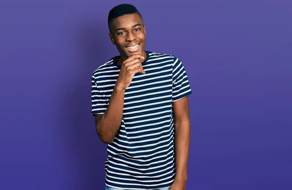 Ein Junger Afrikanisch Amerikanischer Mann Lässig Gestreiftem Shirt Lächelt Selbstbewusst — Stockfoto