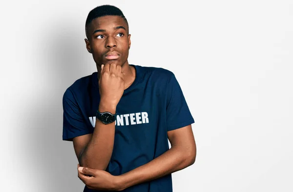 Young African American Man Wearing Volunteer Shirt Hand Chin Thinking — стоковое фото